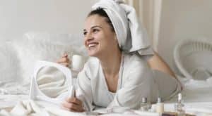 بهترین زمان استفاده از سرم و کرم‌ها